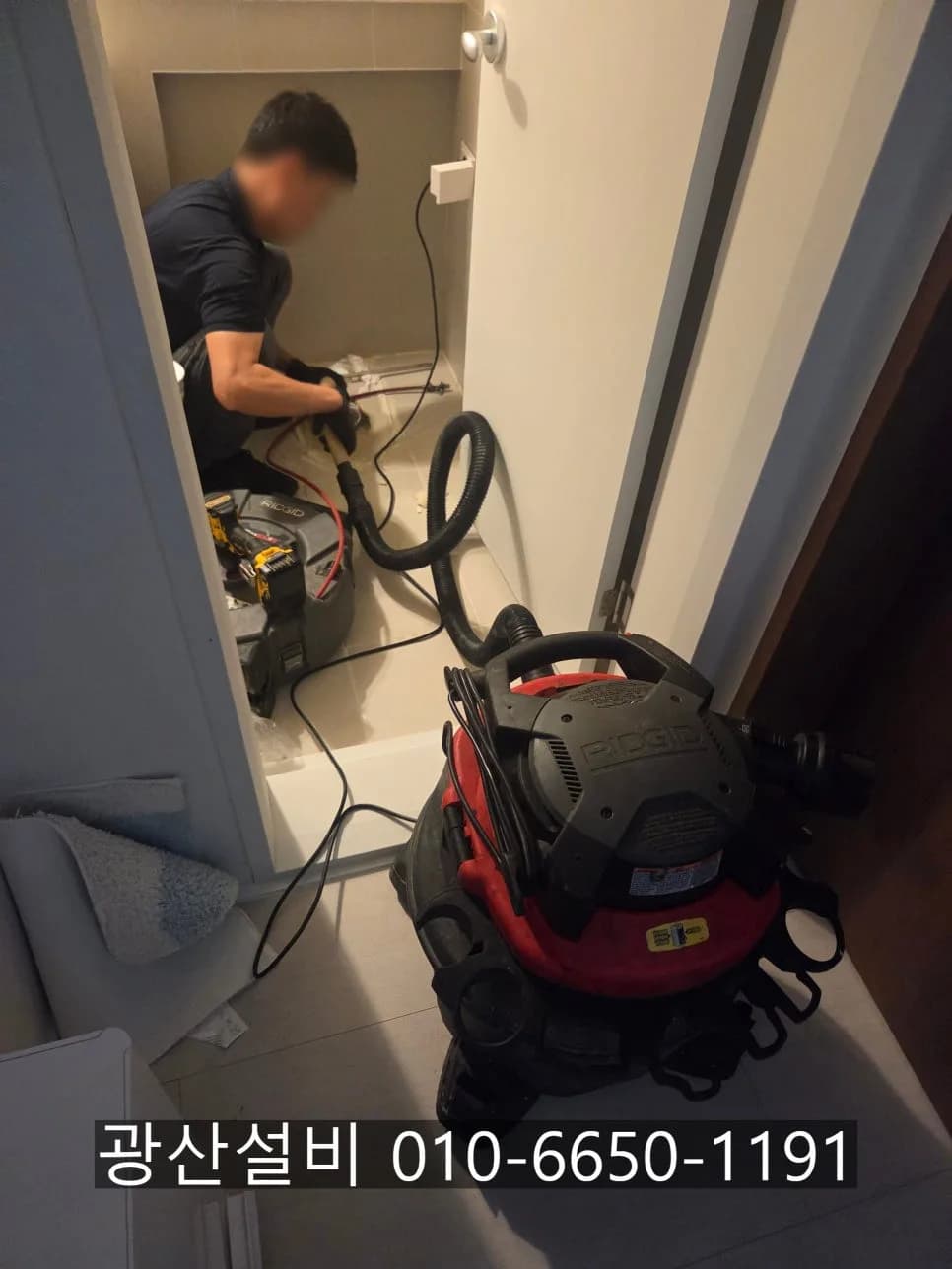 변기막힘 — 물티슈는 풀리지 않고 다른 것까지 붙잡습니다